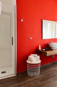 努奥罗Carrales Guest House的一间带红色墙壁和水槽的浴室