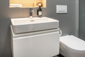 伊兹林根※Luxus Loft mit Boxspringbetten und Heimkino ※的浴室配有白色水槽和卫生间。