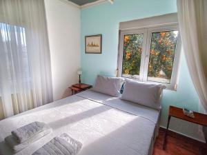 Néa KaryáCalda Ospitalita的卧室配有一张白色大床和两个窗户