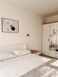 蒂瓦特M&N Residence Tivat的白色的卧室配有白色的大床和橱柜