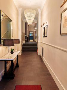 爱丁堡弗雷德里克大楼酒店的走廊设有长大厅,配有楼梯和灯