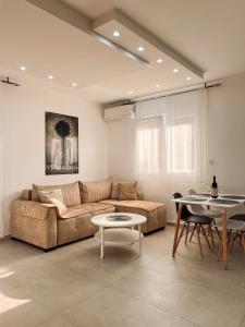 蒂瓦特M&N Residence Tivat的客厅配有沙发和桌子