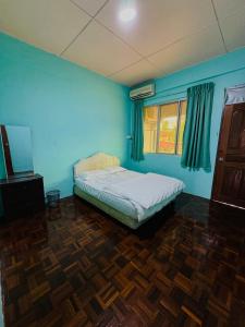 诗巫HM AIRBNB的蓝色的房间,配有床和电视