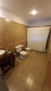 卡尼乌拉斯Cabañas Las Primorosas的浴室设有2个卫生间和2个水槽