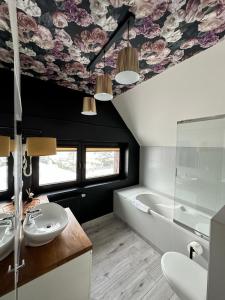 文盖尔斯卡－古尔卡Pensjonat Melaxa的浴室配有盥洗盆和浴缸。