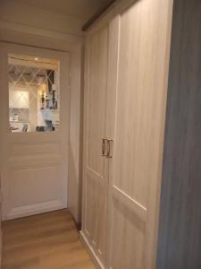兹瓦尔姆DE LANDSHOEVE vakantiewoningen的带厨房的房间里一扇白色的门