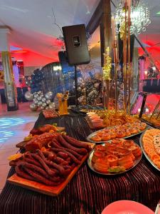 文盖尔斯卡－古尔卡Pensjonat Melaxa的自助餐,包括香肠和其他食物在餐桌上