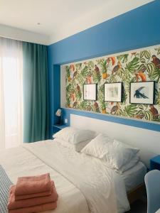 塞萨洛尼基Petrus Studio with balcony的一间卧室配有一张带蓝色墙壁的大床