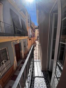 马拉加Shanti’s Andalusian Rooms的享有大楼阳台的景色