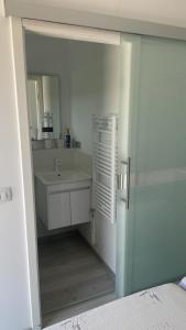 比利切Prázdninový dům u moře的白色的浴室设有水槽和镜子