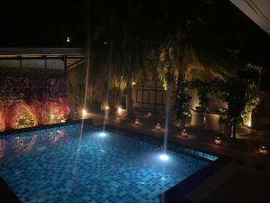 Ban Khlong Haeng3 Bedroom Platinum Pool Villa Smooth as Silk的夜间游泳池,灯光照亮