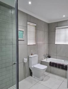 开普敦Mon Rêve Estate的一间带卫生间和浴缸的浴室