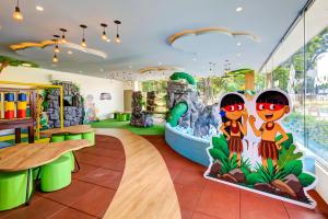 伊瓜苏DoubleTree by Hilton - Resort - Foz do Iguaçu的一个带水上公园的儿童游乐区