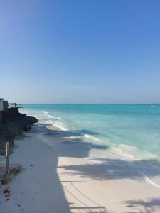 南威Nungwi beach house的阳光明媚的日子,与大海的海滩