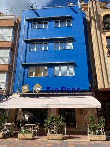 佩尼斯科拉瑞虎佩佩酒店的蓝色建筑,酒店小便