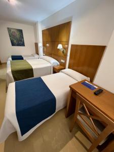 佩尼斯科拉瑞虎佩佩酒店的酒店客房配有两张床和一张书桌