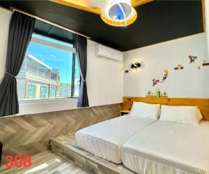 小琉球岛琉夏莱旅店的一间卧室设有一张大床和一个窗户。