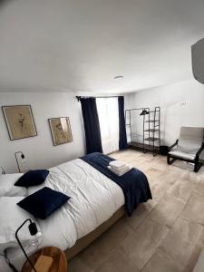 马拉加Shanti’s Andalusian Rooms的一间卧室配有一张大床和一把椅子
