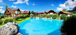 拉姆绍达赫斯坦Bio-Bauernhof Simonbauer的一座带房屋的庭院内的大型游泳池