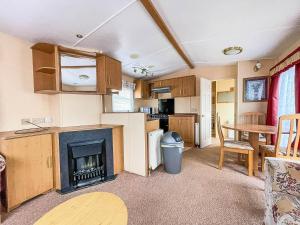 亨斯坦顿Superb Dog Friendly Caravan With Decking In Hunstanton In Norfolk Ref 13010l的带壁炉的客厅和厨房