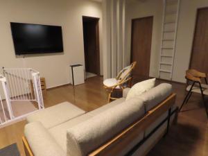 洲本市Awajishima Cottage Hitotoki - Vacation STAY 10755v的带沙发和平面电视的客厅