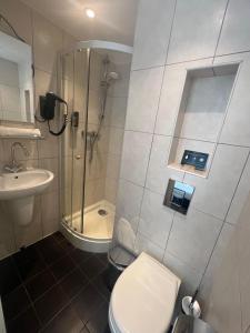 阿姆斯特丹老城区酒店的带淋浴、卫生间和盥洗盆的浴室