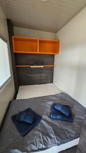 皮罗瓦茨CHARTA mobile home Toni的小卧室配有2个蓝色枕头