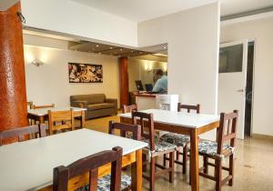 萨尔塔GS Hotel的餐厅设有桌椅和沙发。