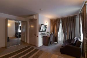 巴库Deniz İnn Hotel的带沙发和镜子的客厅