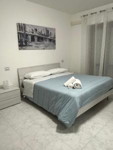 塔兰托Casa di RO'的一间卧室配有带毛巾的床