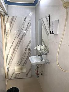 金边RS Galaxy HOTEL的一间带水槽和淋浴的浴室
