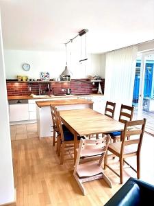 爱尔福特Elegantes Haus - direkt am Domplatz - Garage的厨房配有木桌和椅子