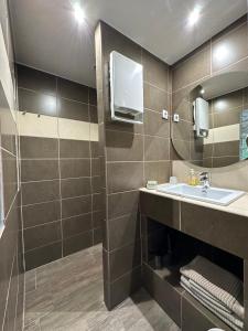 马恩河畔的尚格尼橄榄树之家住宿加早餐旅馆的一间带水槽和镜子的浴室
