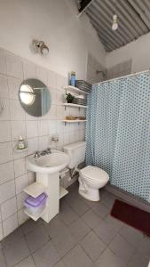 蒂尔卡拉Casa de Barro Tilcara的一间带水槽、卫生间和镜子的浴室