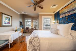 温泉城观景台湖畔旅馆的一间卧室配有一张床和吊扇