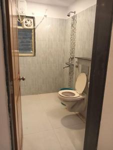 莫尔穆冈2 BHK SKY water Apartment(SKY 2)的客房内的浴室设有卫生间和淋浴。