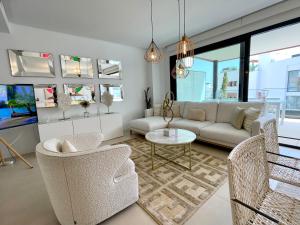 福恩吉罗拉Paradise in Fuengirola的客厅配有沙发、椅子和桌子