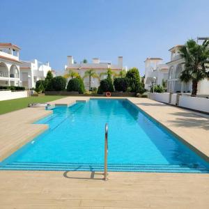 罗哈莱斯Casa Marietha Apartment with swimming pool and roof terrace的大楼前的大型蓝色游泳池