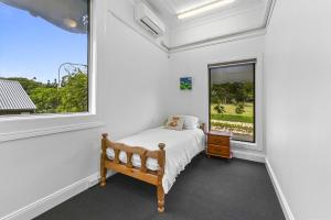 布里斯班Private Windsor House Studios Apartment的一间卧室设有一张床和一个窗口