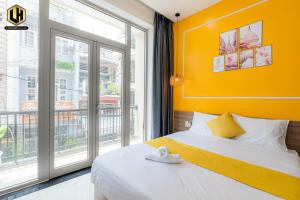 胡志明市Luxury Condotel Sai Gon 2的一间卧室设有一张床和一个大窗户