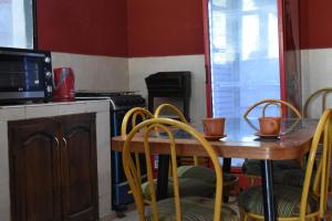 乌玛瓦卡La Rosarito的厨房配有桌椅和炉灶。