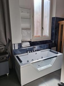 博洛尼亚Hotel Holiday- Alla Finestrella的浴室配有白色浴缸及水槽