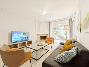 雅典Omorfokklisias Apartments by Verde的带沙发和电视的客厅