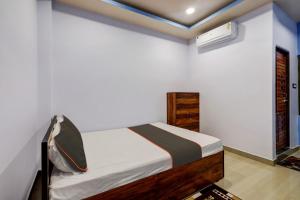 古瓦哈提Super Collection O Ashirbad Lodge的一间小卧室,配有床和窗户