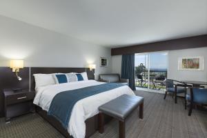 拉马巴耶卡斯特德拉梅尔酒店-汽车旅馆的酒店客房设有一张大床和一个阳台。