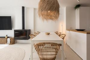 奎特里拉Modern Retreat: 3 Bedroom Villa in the Old Village的一间配备有白色桌椅的用餐室