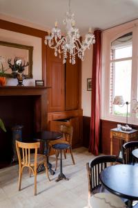 CahonLe Jardin, chambres d'hôtes en Baie de Somme的一间带桌椅和吊灯的用餐室