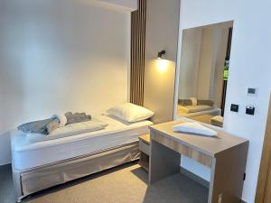 萨拉热窝苏尔乔维奇酒店的客房设有一张床、一张书桌和一面镜子