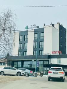萨拉热窝苏尔乔维奇酒店的停在酒店门前的两辆汽车