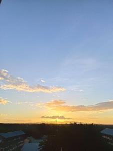 特雷塞马蒂雷斯Happy Stays A - Sunset View at SMDC Hope Residences的城市的日落,建筑和天空